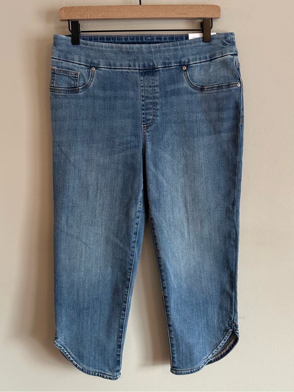 NWT Chico’s Pull On Dolphin Hemmed Capri Jeans Helena Indigo Blue 0.5 6